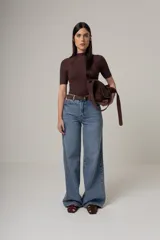 Camiseta de punto acanalado color marrón, con cuello alto y mangas cortas ajustadas.