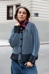 Saco tejido reversible de manga larga y cuello a la base. Presenta un diseño vanizado en dos colores que genera un efecto visual de contraste, con cierre frontal de botones negros.