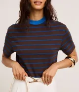 Remera de mangas cortas, confeccionada en malhão, con cuello redondo azul contrastante y rayas horizontales rojas y blancas.