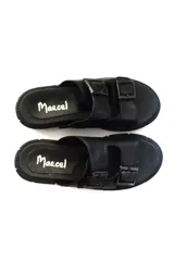 Sandalias negras de cuero con plataforma track y doble tira con hebillas ajustables.