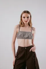 Top tipo bandeau estampado con terminaciones y breteles con elástico.