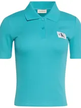 Chomba de Calvin Klein Jeans en tejido canalé color turquesa, con cuello polo, cartera de dos botones y parche con logo de la marca en el pecho.