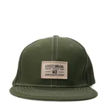 Gorro tipo cap de color verde oliva con costuras blancas visibles y parche frontal rectangular con logo de la marca.