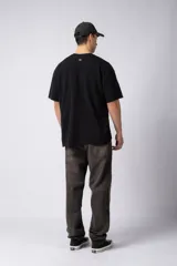 Remera de corte oversize confeccionada en algodón pesado con textura de micropanal. Presenta un diseño minimalista con un pequeño bordado lineal de un sol en el centro del pecho.