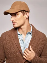 Cárdigan de punto jaspeado color gris oscuro, con cuello smoking, cierre frontal con botones de madera y ochos en el tejido.