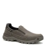Zapatos slip-on Caterpillar color marrón oscuro, de diseño casual y robusto con refuerzos laterales elásticos, suela dentada y detalles de la marca en el lateral y el talón.