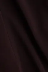 Top de manga larga en punto de crepé, con cuello redondo y diseño con peplum. Presenta costuras moldeadoras en la parte frontal y posterior que definen la silueta.