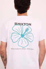 Remera blanca de manga corta, con cuello redondo y diseño gráfico estampado en la espalda que incluye una flor de hibisco en color celeste, texto negro de la marca Brixton y una frase inspiradora.