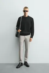 Jersey de punto con corte regular fit, cuello redondo y manga larga. Presenta un diseño de textura acanalada con acabados en rib en puños y bajo.