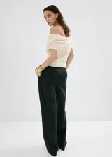 Pantalón de corte recto y tiro medio con detalle de pinzas, bolsillos laterales y cierre oculto.