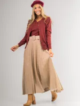 Falda larga marrón con diseño tableado y cinturón con hebilla forrada.