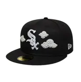 Gorra New Era modelo 59Fifty de los Chicago White Sox, color negro, con diseño estructurado y visera plana. Cuenta con el logotipo bordado en relieve en la parte frontal, acompañado de nubes bordadas decoradas con perlas sintéticas.
