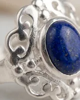 Anillo de plata 925 con diseño de filigrana y piedra central ovalada de lapislázuli azul intenso.