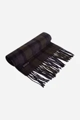 Bufanda a cuadros color verde y negro con flecos en los extremos.