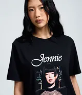 Remera negra de algodón con cuello redondo, manga corta y estampado frontal fotográfico de Jennie con la inscripción superior.