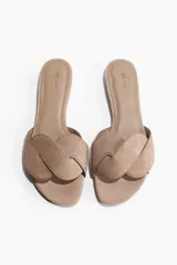 Sandalias de gamuza suave color tostado, con punta almendrada y tiras anchas entrelazadas. Plantillas de cuero.