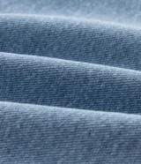 Pantalón de jean color azul claro, con corte recto, diseño clásico de cinco bolsillos, cierre frontal con botón y cremallera, y presillas para cinturón.