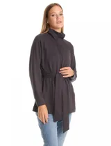 Camperita negra de diseño envolvente, confeccionada en mezcla de poliéster, rayón y elastano. Presenta cuello alto, mangas raglán, cierre frontal con solapa y botones a presión, y un lazo ajustable en la cintura del mismo tejido.