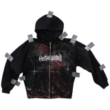 Canguro negro con cierre frontal, capucha y bolsillos tipo canguro. Presenta un diseño personalizado con serigrafía, pintura a mano con aerógrafo y efecto bleach en tonos marrones y verdes, además de un estampado gráfico frontal estilo gótico.