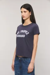 Remera Kosiuko de corte slim color azul marino, con cuello redondo, mangas cortas y estampa frontal en color blanco con las leyendas ST. TROPEZ y KOSIUKO.