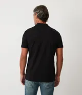 Remera polo de corte comfort, confeccionada en algodón peruano de alta calidad. Presenta cuello clásico con tapeta de botones y mangas cortas. Diseño liso y texturizado, ideal para un look casual y fresco.