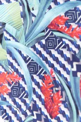 Bikini de dos piezas en combinación de colores negro y mostaza. El corpiño es de estilo triangular con base y breteles finos, mientras que la bombacha es de corte clásico con cintura alta en color negro.