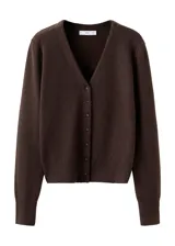 Cardigan de punto marrón oscuro, de corte ajustado, manga larga y cuello alto.