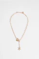 Collar de cadena de eslabones dorados con dije de corazón texturizado y dije colgante de estrella de mar.