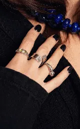 Anillo abierto de acero quirúrgico con diseño de superficie irregular y acabado brillante.