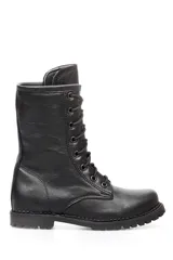 Borcego clásico de cuero liso color negro, con cordones y suela baja.