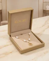Collar de acero con baño de oro, compuesto por una cadena de eslabones finos intercalados con perlas naturales y un dije circular central con diseño de árbol de la vida y borde con incrustaciones de circonias.