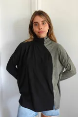 Polerón de cuello alto con diseño bicolor en negro y verde oliva. Confeccionado en tejido de punto acanalado, presenta un corte holgado y asimétrico con mangas largas.