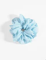 Set de gomitas para el pelo tipo scrunchies oversize, color celeste, con terminación mate.