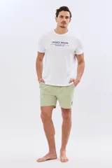Short de baño liso color coral, confeccionado en tela flexible elastizada, con diseño versátil para uso dentro y fuera del agua.