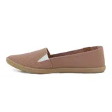 Zapatilla casual Moleca para mujer, tipo alpargata baja de color amarillo, con perforaciones en toda la capellada para mayor ventilación, suela texturizada tipo yute y detalle de aplique marrón con un corazón metálico en el talón.
