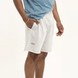 Short de jogging gris con cintura elástica y ruedo desflecado.