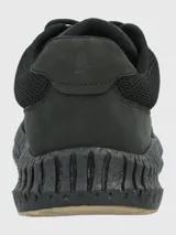 Sneaker de diseño deportivo con capellada de tejido knit negro, cordones al tono con detalle en rojo y suela con estructura tecnológica de amortiguación en color negro con base de goma clara.