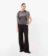 Remera básica de ribana marca Cortelle, color rosado, con cuello redondo y mangas cortas, confeccionada en algodón con elastano.