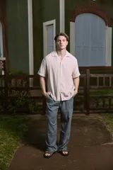 Camisa de manga corta con fit relajado y cuello resort. Cierre con botones al frente y diseño a rayas verticales en tonos beige, blanco y naranja. Confeccionada en tejido plano de algodón y algodón orgánico, estilo liviano ideal para el verano.