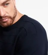 Suéter negro de punto con cuello redondo y mangas largas. Diseño con líneas horizontales en relieve.