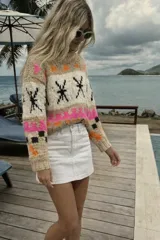 Sweater de lana merino con estampado Fair Isle en tonos azul marino, beige, naranja, verde oliva y bordó. Tiene cuello redondo y mangas largas.