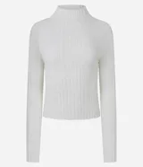 Blusa cropped de punto chenille color negro, con cuello alto y mangas largas raglán. Presenta una textura acanalada y pequeños puntos brillantes aplicados en el frente.