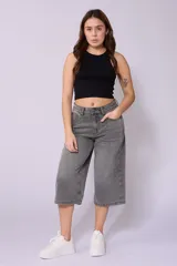 Bermuda de jean gris claro, corte ancho a la rodilla.