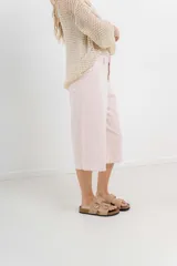 Bermuda de tiro medio con corte recto y largo por la rodilla, estilo culotte. Confeccionada en denim color rosado, cuenta con bolsillos funcionales delanteros y traseros y dobladillo ancho en el ruedo.