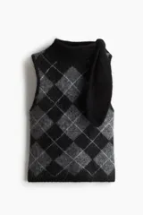 Top sin mangas de punto suave con mezcla de mohair y lana, con estampado de rombos en tonos negro y gris. Presenta un cuello tipo bufanda integrado con abertura para cruzar y remate acanalado en el bajo.