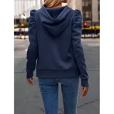 Buzo tipo hoodie de color azul marino, confeccionado en tejido suave con diseño de mangas princesa fruncidas en los hombros. Presenta capucha con cordones ajustables y puños elásticos.