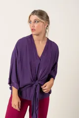 Túnica color naranja con cuello en V, mangas 3/4 y lazo para atar en la parte delantera.