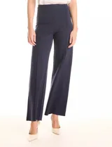 Pantalón palazzo azul marino de tiro alto, confeccionado en tejido elastizado. Presenta una cintura lisa y costuras verticales pronunciadas a lo largo de cada pierna. El corte es amplio desde la cadera hasta el ruedo, con una caída elegante.