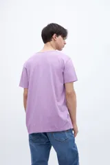 Remera blanca de manga corta con cuello redondo y logo estampado en el pecho.