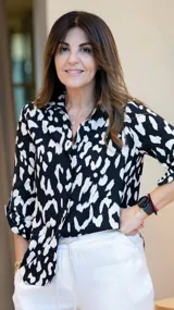 Camisa de manga larga con estampado animal print en blanco y negro.